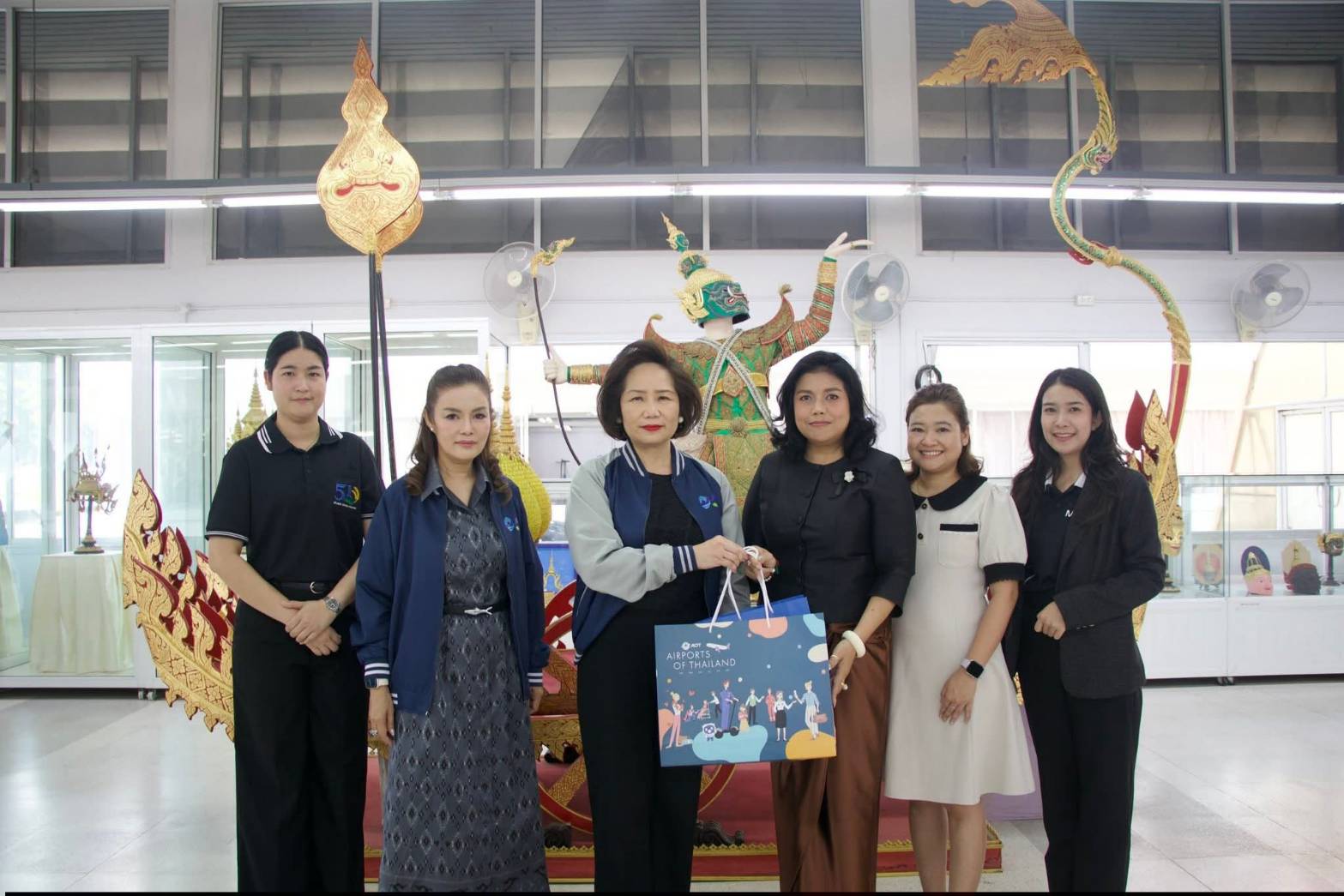 title - ผอ.ศพส. ให้การต้อนรับ ผอก.สกอญ. พร้อมด้วย คณะผู้เข้าร่วมสัมมนาเชิงปฏิบัติการฯ เข้าเยี่ยมชมแผนกฝึกอบรม และพื้นที่ภายในศูนย์ส่งเสริมและพัฒนาอาชีพเสริมนอกภาคการเกษตร